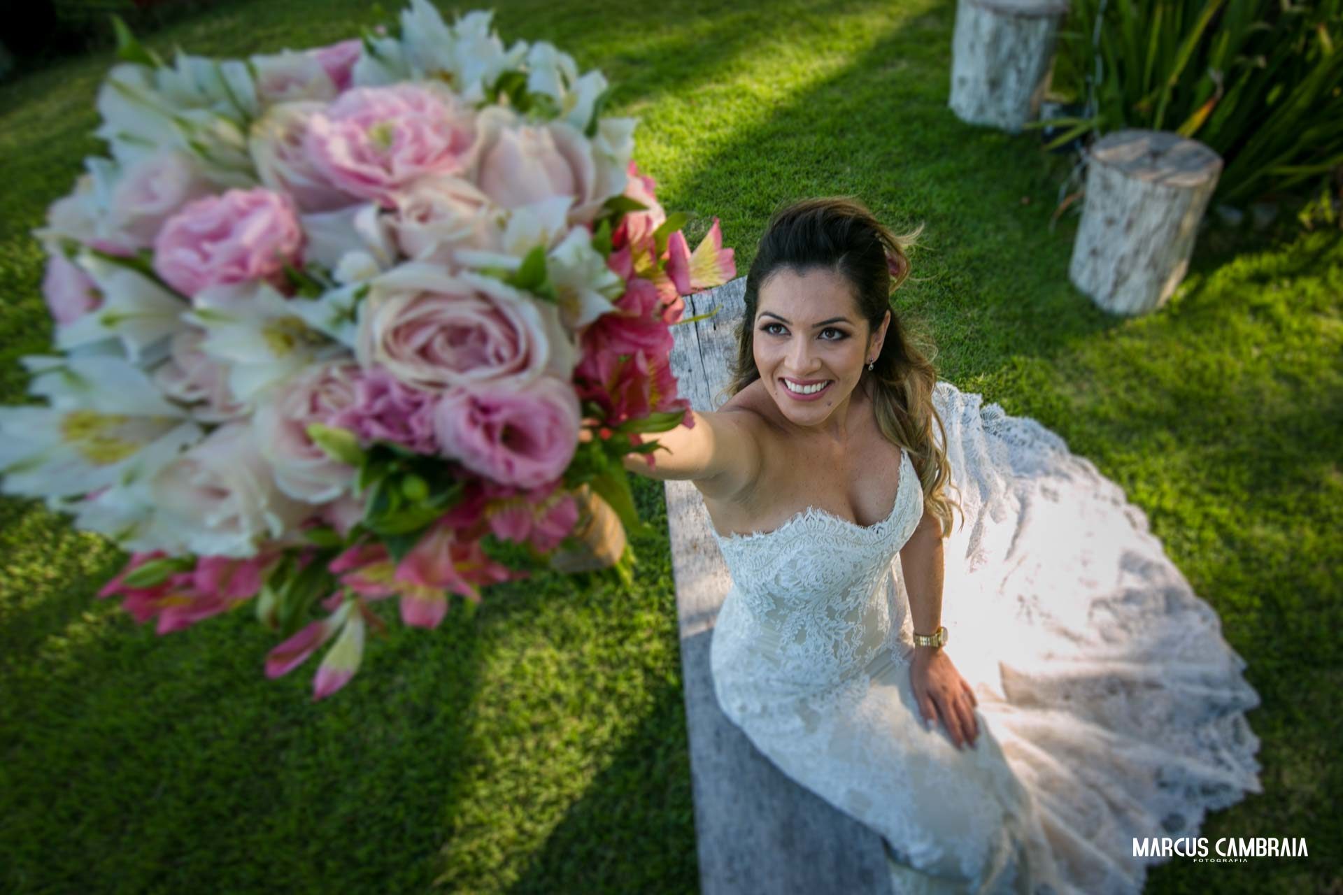 Noiva com buquê em Arraial d'Ajuda