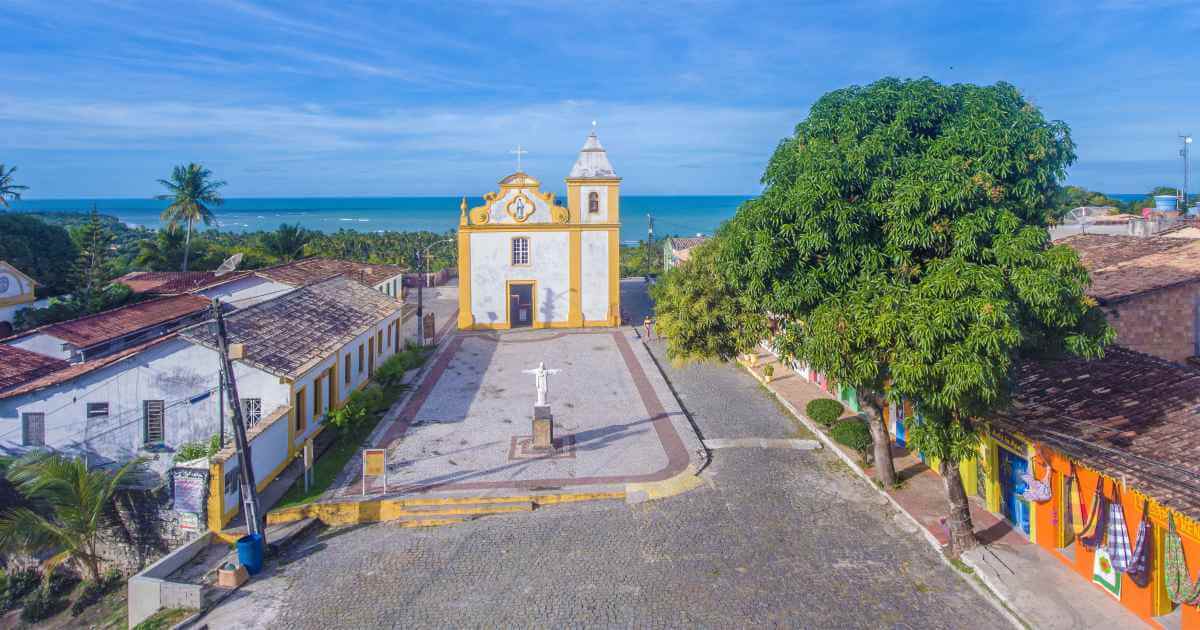 Fitinhas coloridas na grade da Igreja Nossa Senhora d'Ajuda