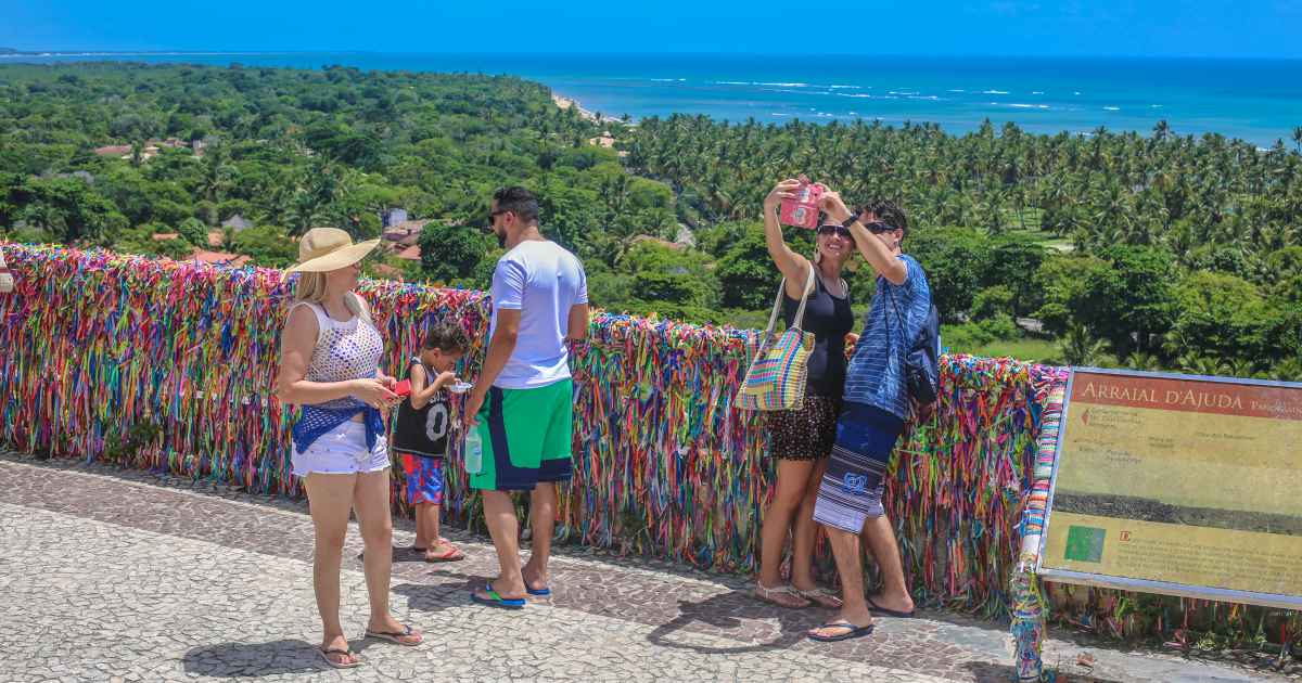 Fachada da Igreja Nossa Senhora d'Ajuda com fitinhas coloridas